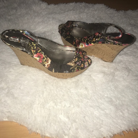 Guess Shoes - 💜Guess used floral wedges